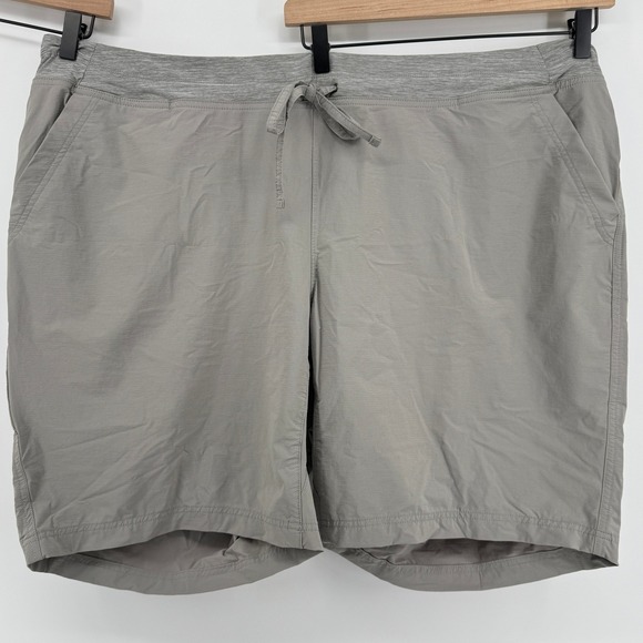 Duluth Trading Co Pants - Duluth Armachillo Cooling 10" Shorts Gray Women 26W Pockets Stretch Nylon
